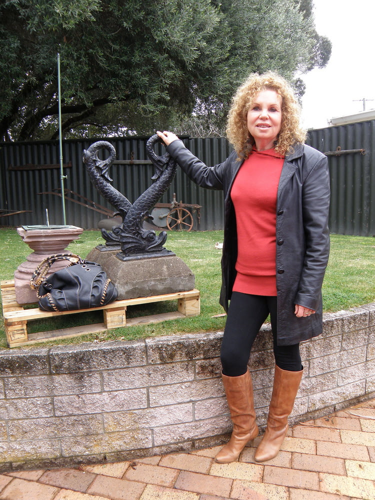 Milfs & gilfs con botas no.27
 #102777764