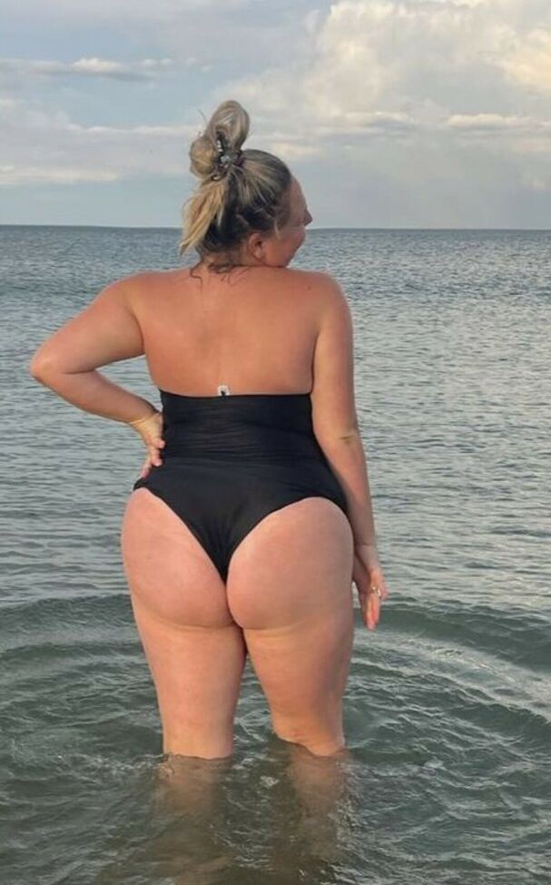 Emma Burzynski desnuda #109123621