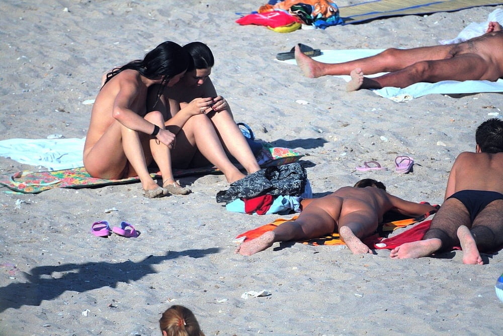 Schlank nackt nudist milf auf dem fkk strand
 #103146887