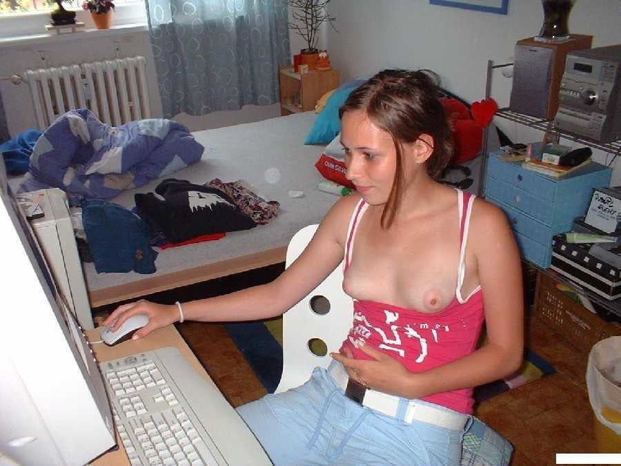 Mädchen schauen sich Pornos an
 #93035782