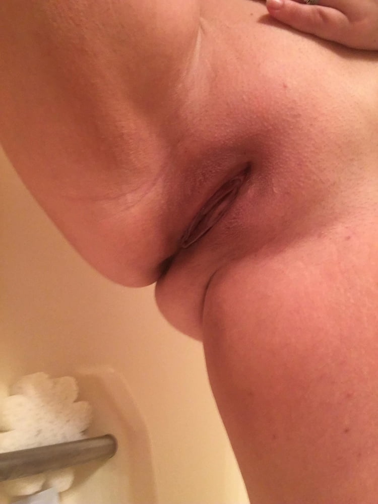 Chubby Milf Schlampe zeigt ihre schlaffen Titten Arsch und kurvigen Körper
 #106523336