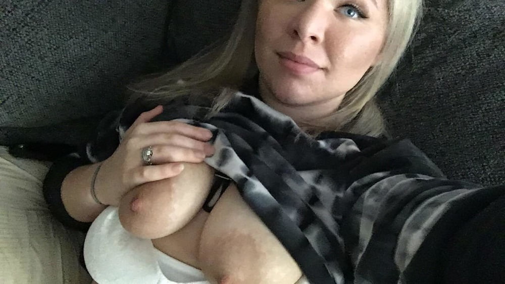 Chubby Milf Schlampe zeigt ihre schlaffen Titten Arsch und kurvigen Körper
 #106523349