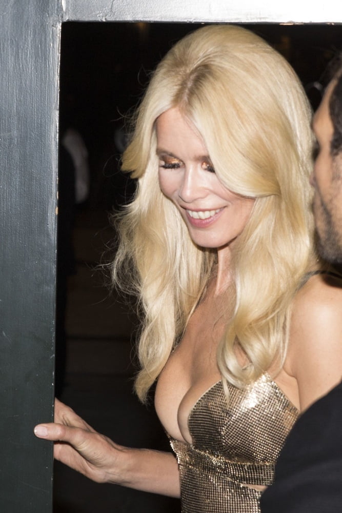 Claudia schiffer - sexy milf im silbernen kleid
 #91905828