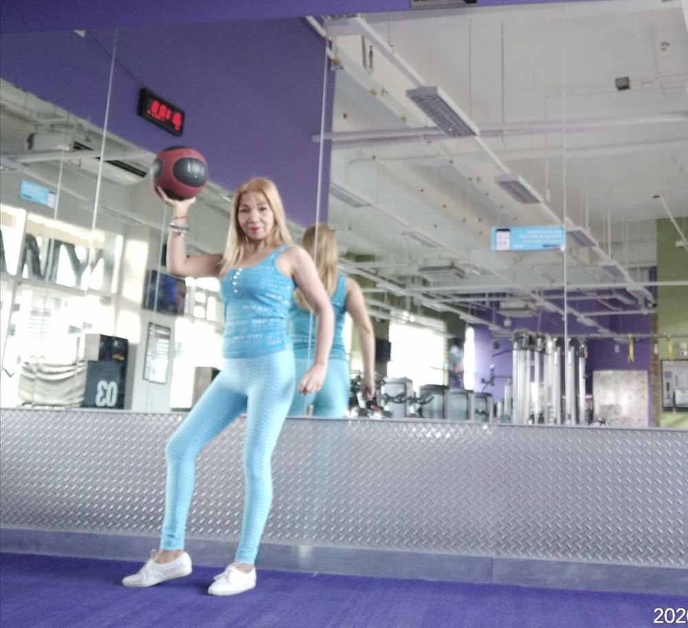 Bianca marcos - modèle de fitness blonde mature à la salle de gym
 #103118259