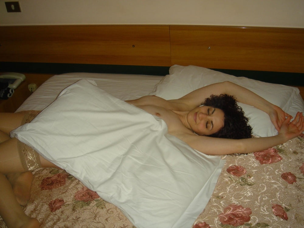 Europea morena amateur con medias de bronceado brillante en la cama
 #95691803