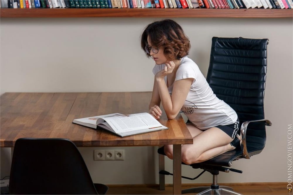 Polyna lernt nackte Yoga-Posen
 #93851438