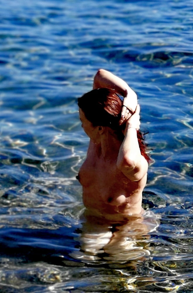 Grecque cuckold salope irina - nue bain de soleil 4
 #99330378