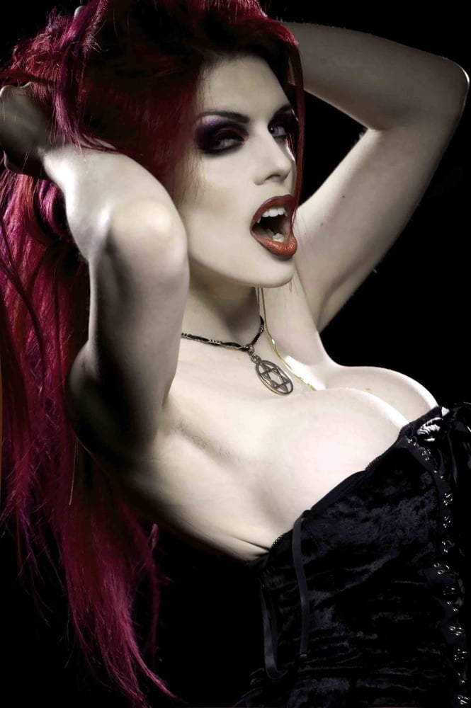 Diosa gótica iza vampira
 #96585828