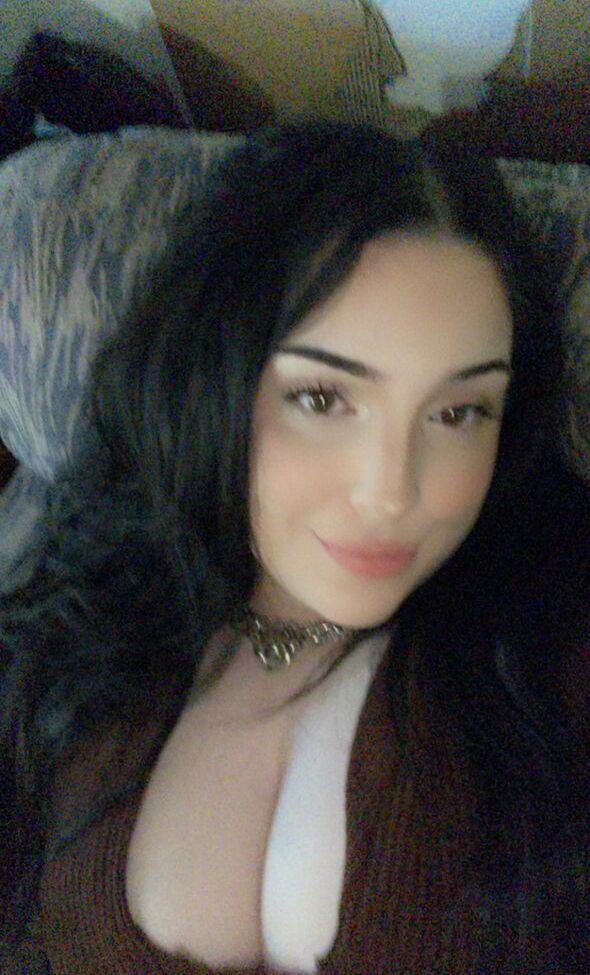Angelinuhz nackt #108045564