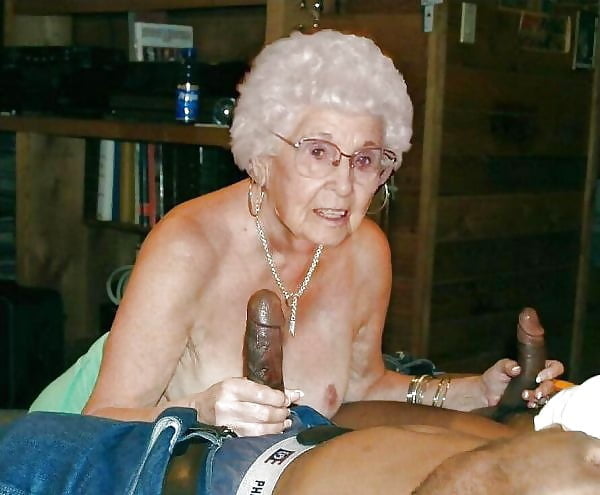 おばあちゃんとおばさんの2つのチンコを持つ
 #106061073