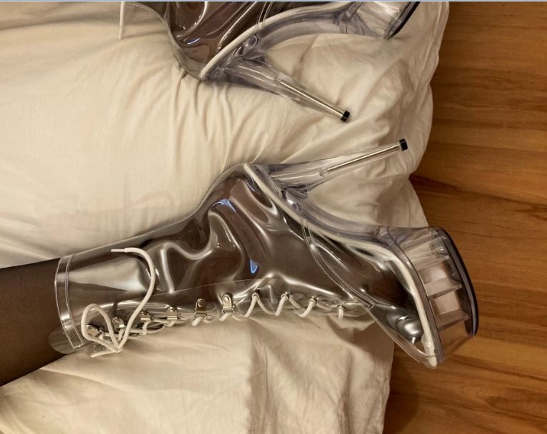 Stivali di plastica in pvc trasparente e calze di nylon 2
 #106823457