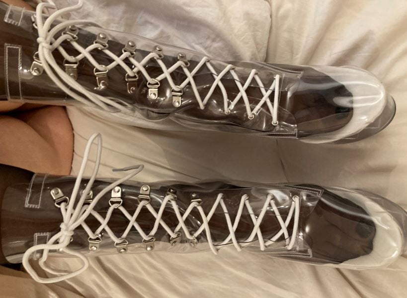 Stivali di plastica in pvc trasparente e calze di nylon 2
 #106823459