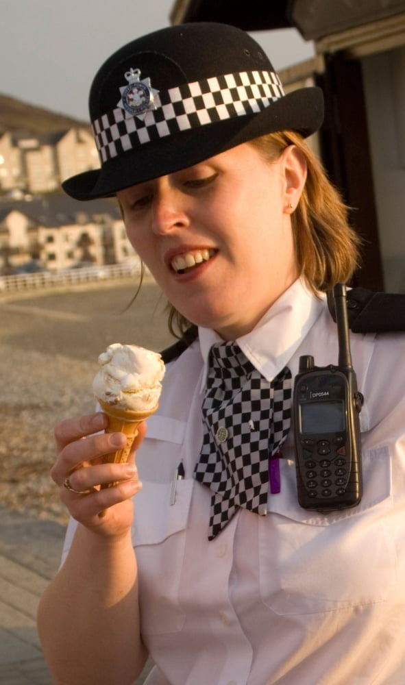 イギリスの女性警察官...wpc
 #99695636