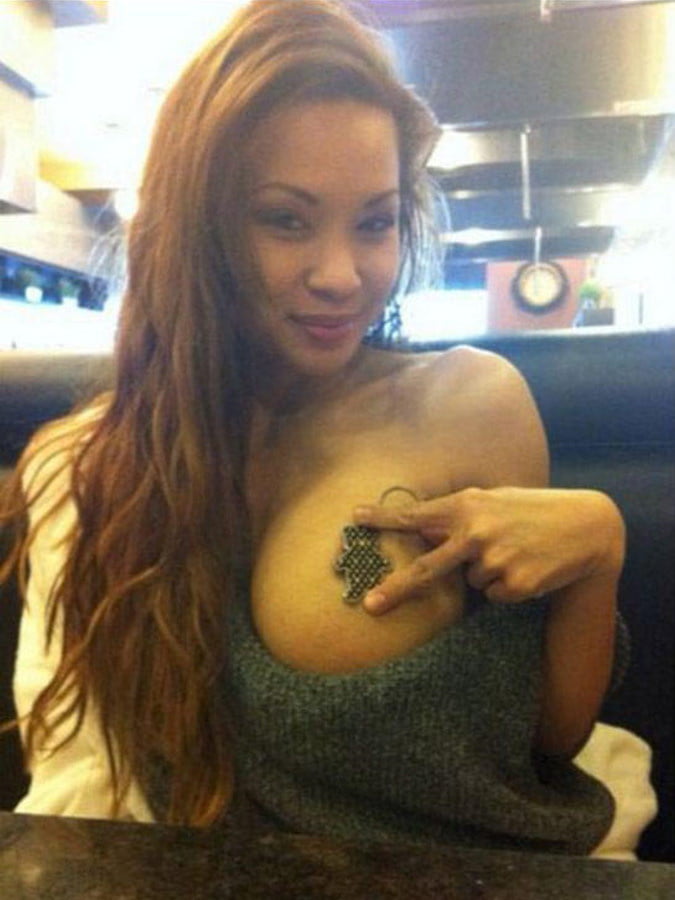 Frauen zeigen ihre Muschi oder Brust im Restaurant
 #89646068