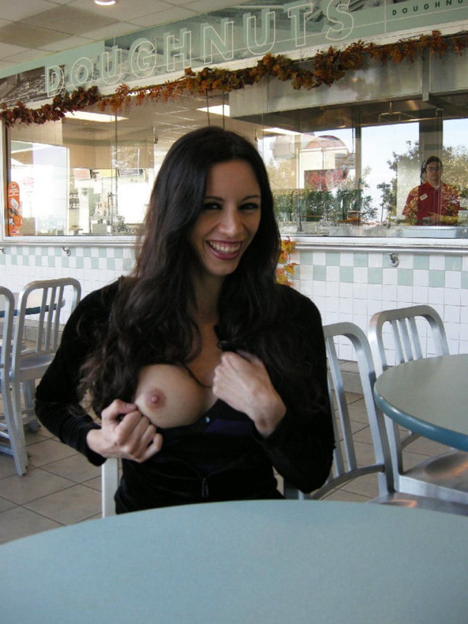 Frauen zeigen ihre Muschi oder Brust im Restaurant
 #89646085