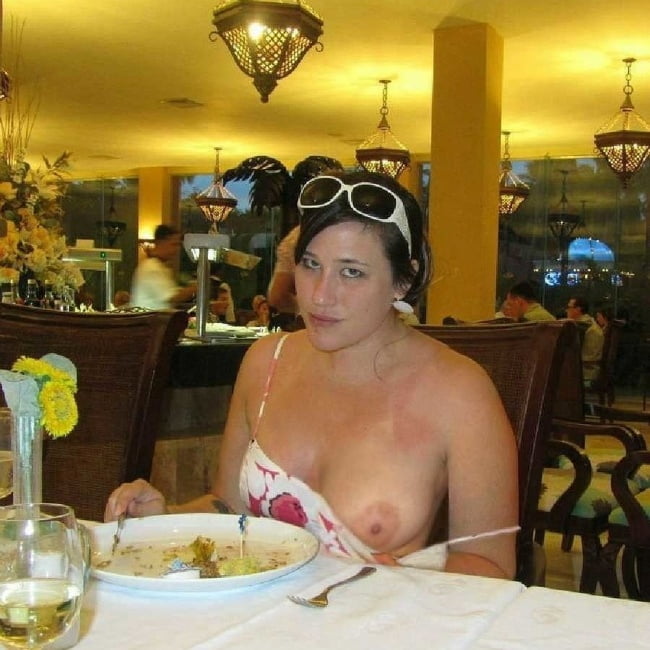 Frauen zeigen ihre Muschi oder Brust im Restaurant
 #89646134