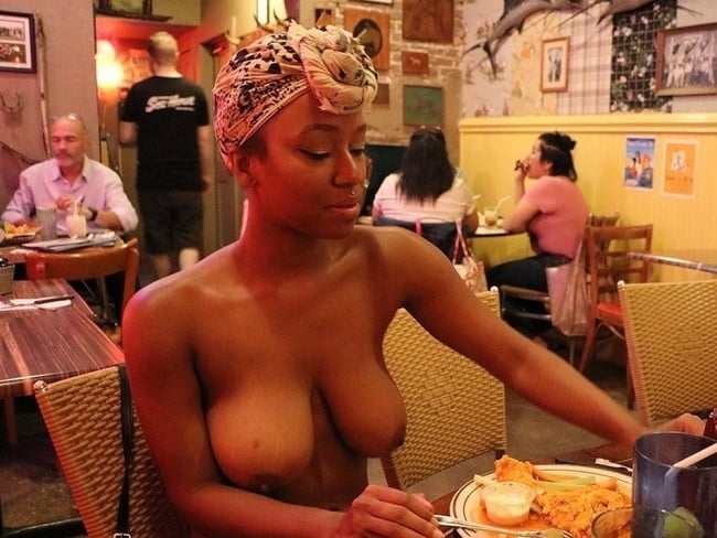 Frauen zeigen ihre Muschi oder Brust im Restaurant
 #89646150