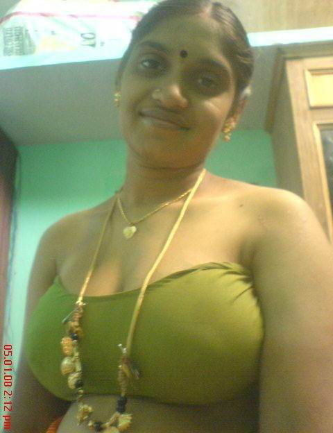 Tante indienne exhibant de gros seins
 #94099024