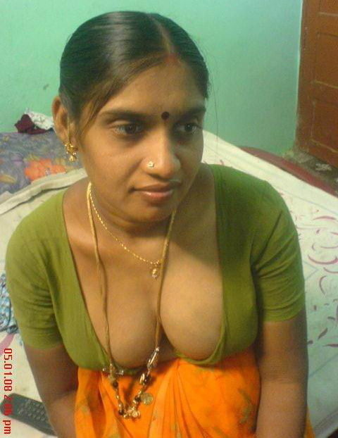 Indische Tante blinkt große Brüste
 #94099025
