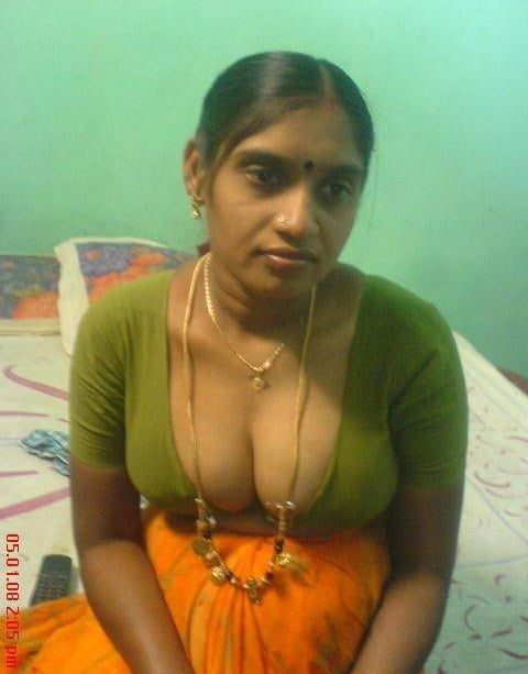Indische Tante blinkt große Brüste
 #94099026