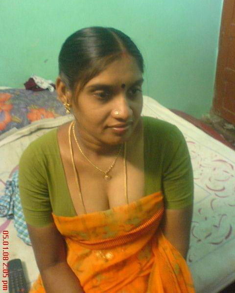 Indische Tante blinkt große Brüste
 #94099027