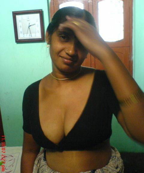 Indische Tante blinkt große Brüste
 #94099029