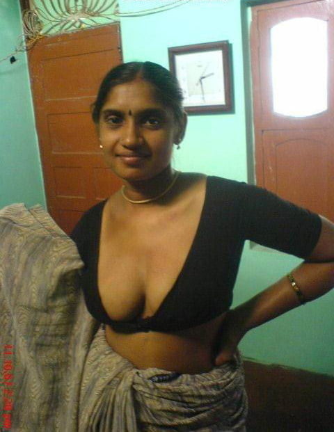 Indische Tante blinkt große Brüste
 #94099031