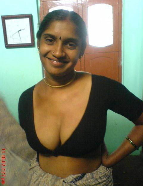 Indische Tante blinkt große Brüste
 #94099032