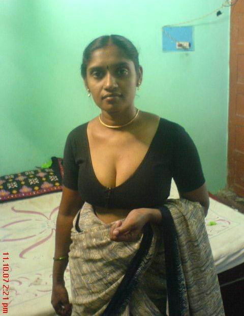 Indische Tante blinkt große Brüste
 #94099034