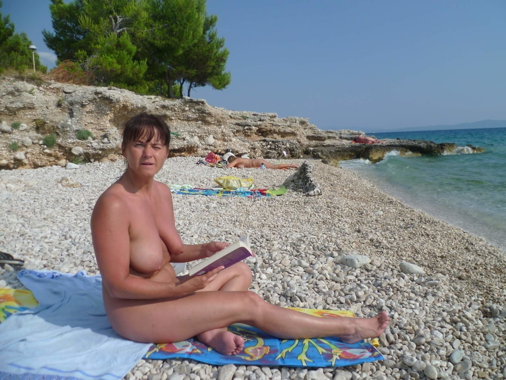 Nudiste milf sur la plage de vacances en Croatie
 #106077443