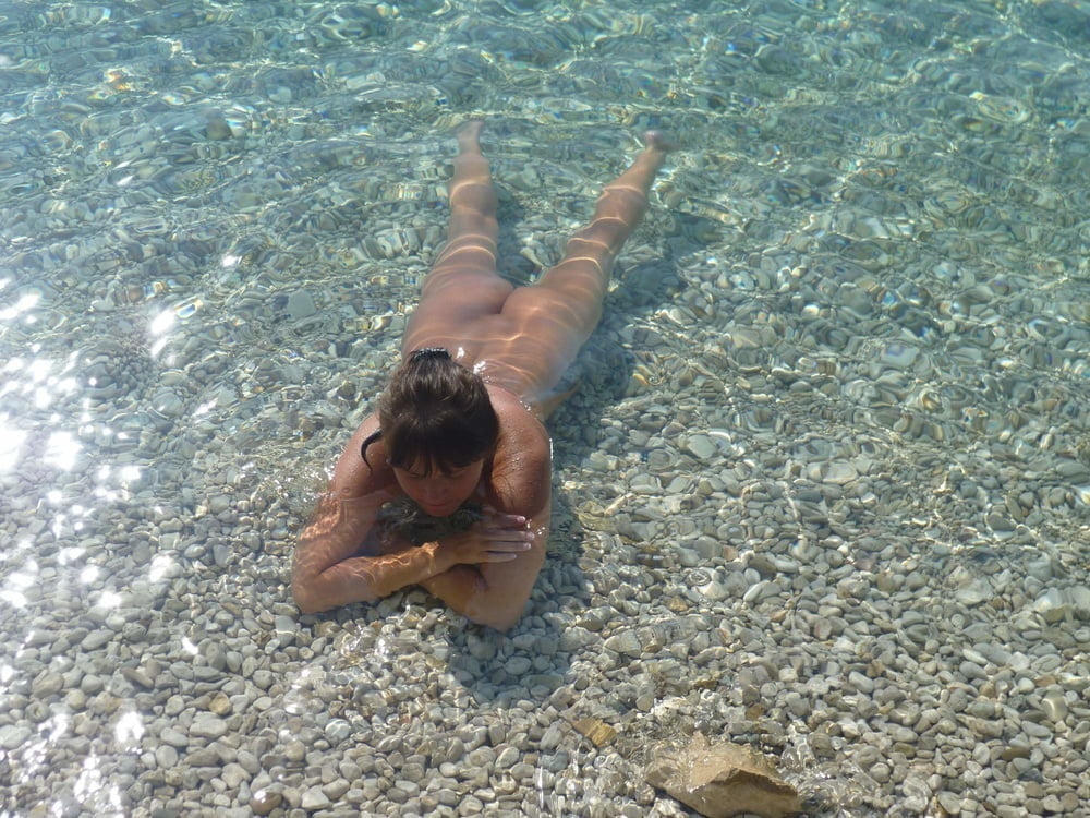 ヌーディストの乳房は、クロアチアの休日のビーチで
 #106077446