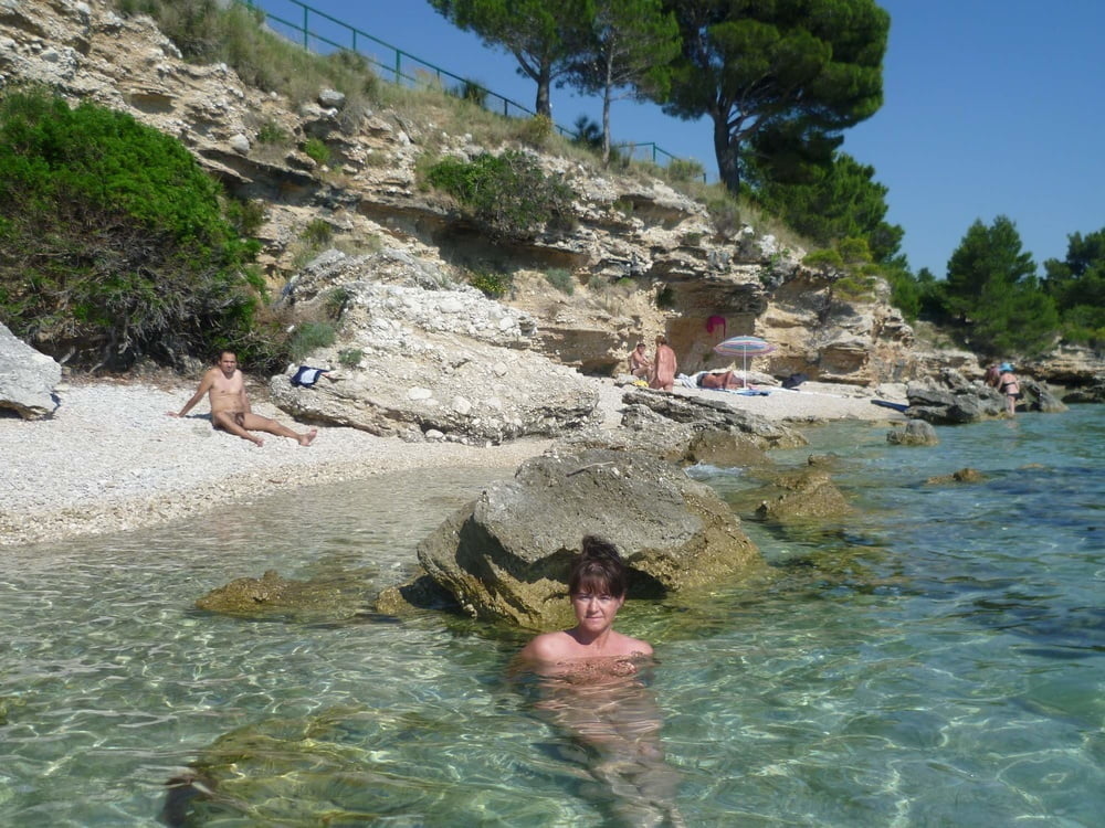 ヌーディストの乳房は、クロアチアの休日のビーチで
 #106077451