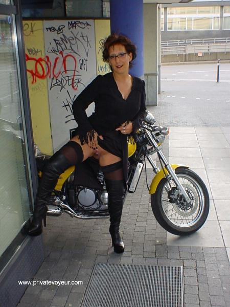 Madura caliente
 #93886356