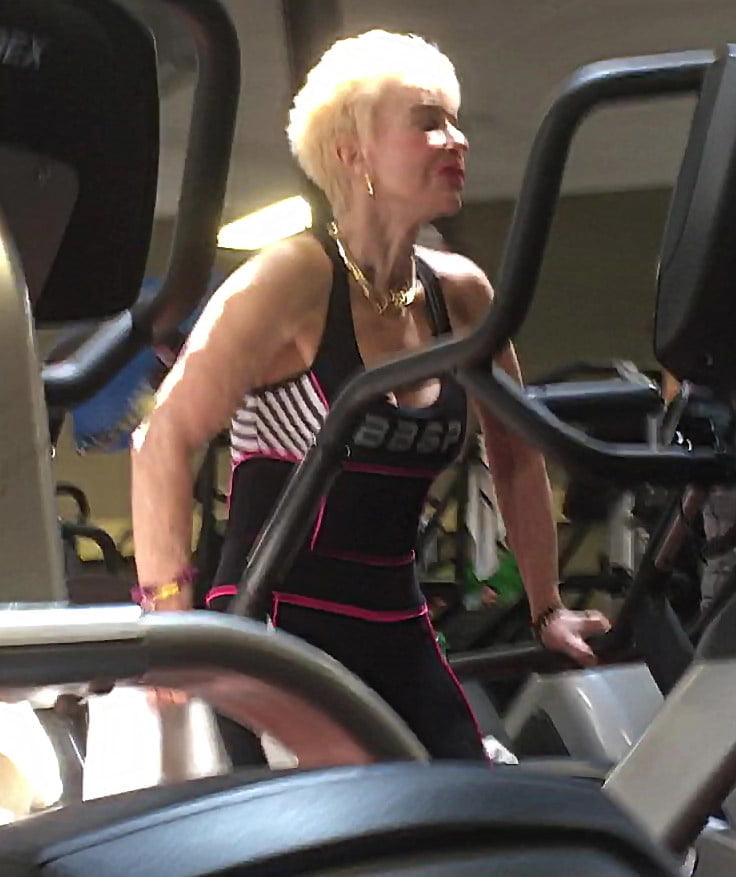 Sexy Fitnessstudio fit blonde Oma
 #81841765