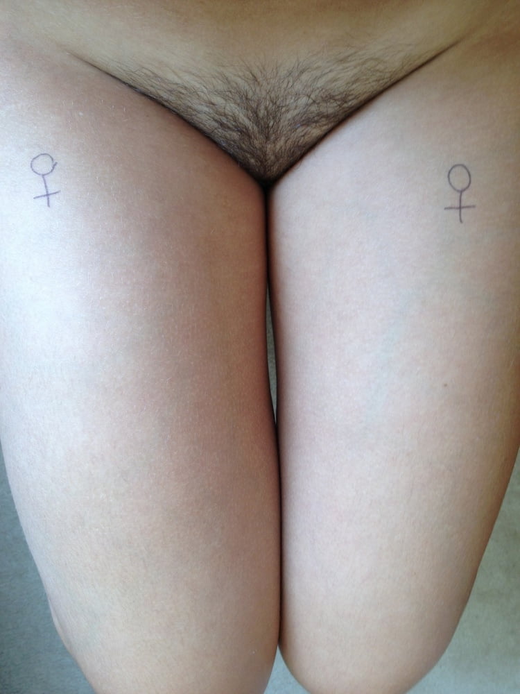 ポーズをとる胸の張った女の子
 #88023910