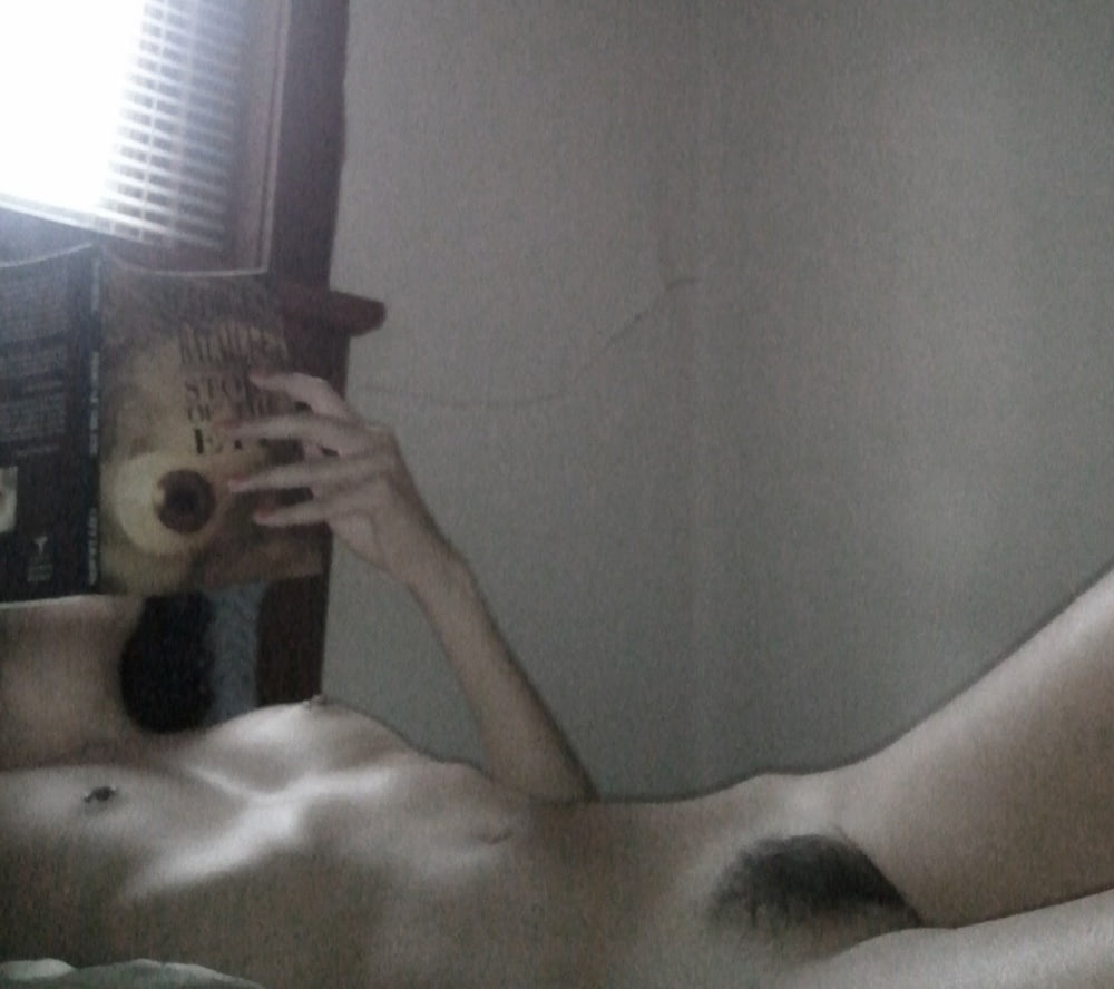 ポーズをとる胸の張った女の子
 #88023982