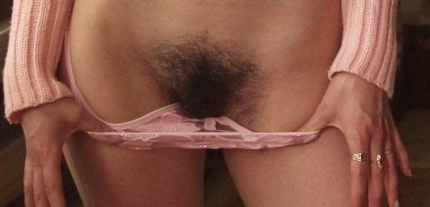 ポーズをとる胸の張った女の子
 #88024048