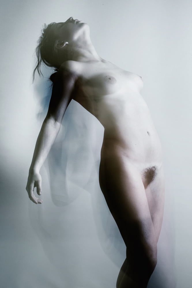 ポーズをとる胸の張った女の子
 #88024126