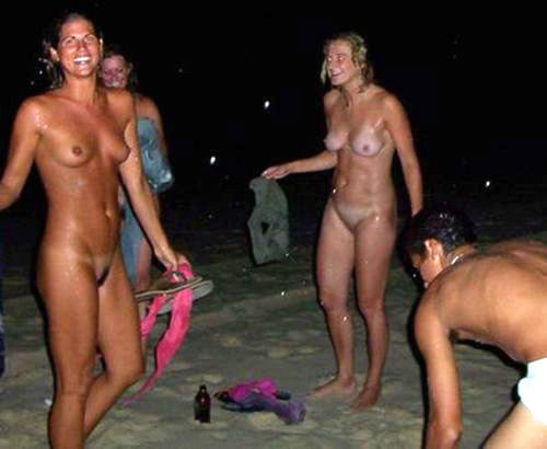 ポーズをとる胸の張った女の子
 #88024207