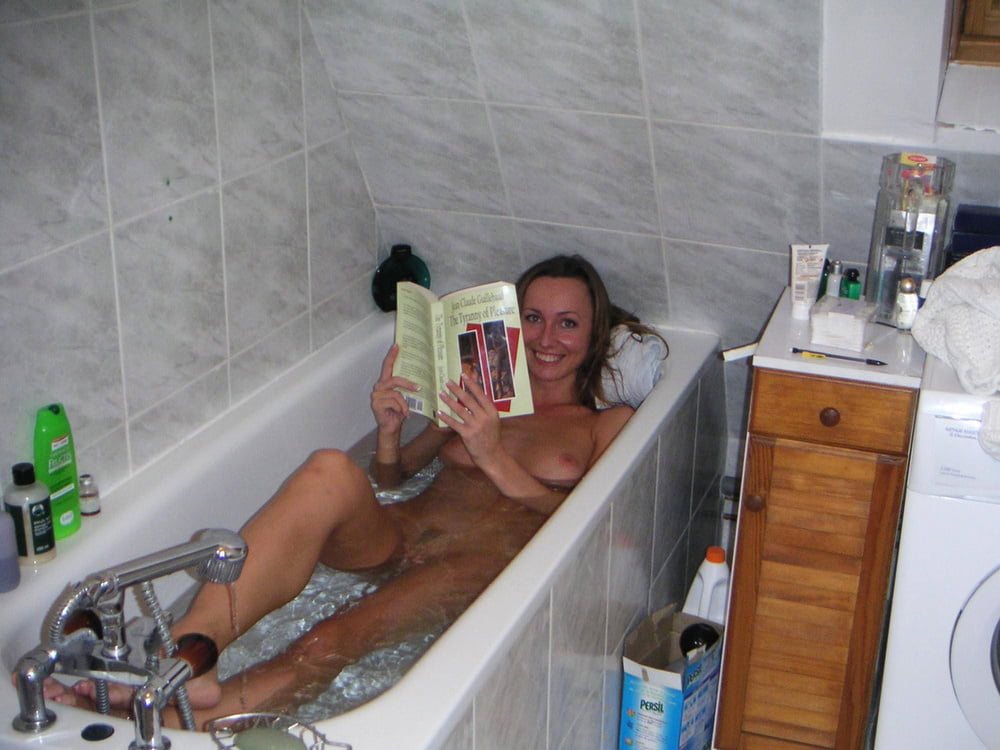 ポーズをとる胸の張った女の子
 #88024305