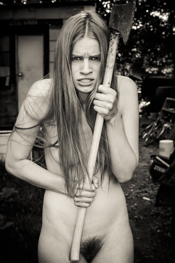 ポーズをとる胸の張った女の子
 #88024341