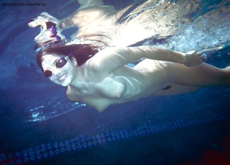 ポーズをとる胸の張った女の子
 #88024410