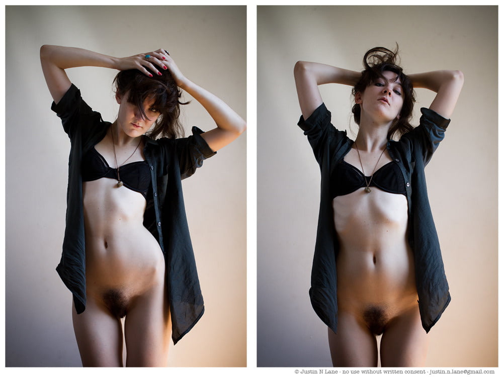 ポーズをとる胸の張った女の子
 #88024445