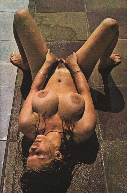 ポーズをとる胸の張った女の子
 #88024448