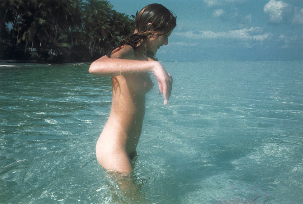 ポーズをとる胸の張った女の子
 #88024518