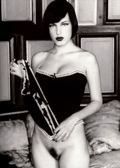 ポーズをとる胸の張った女の子
 #88024649