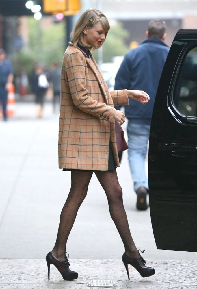 Taylor Swift in schwarzer Strumpfhose
 #95650981