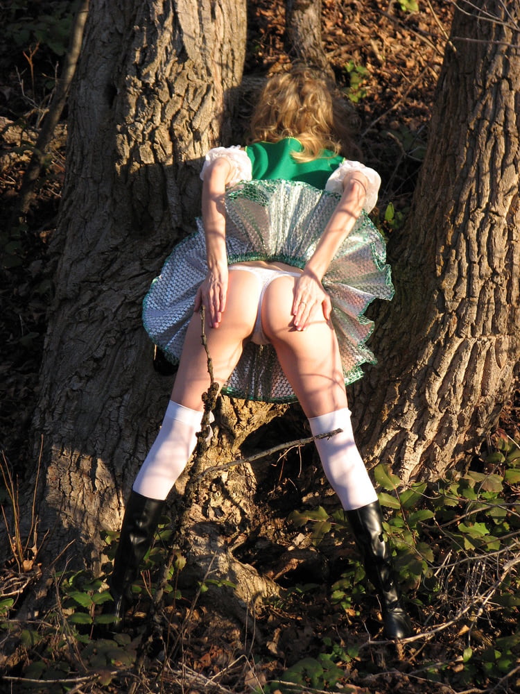 Diana, posando en traje de duende para el día de San Patricio.
 #97429042