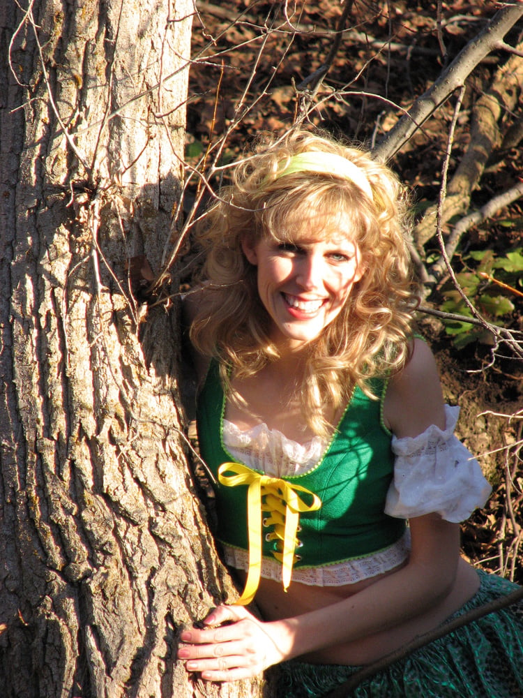 Diana, posiert im Kobold-Outfit für den St. Patricks Day.
 #97429045