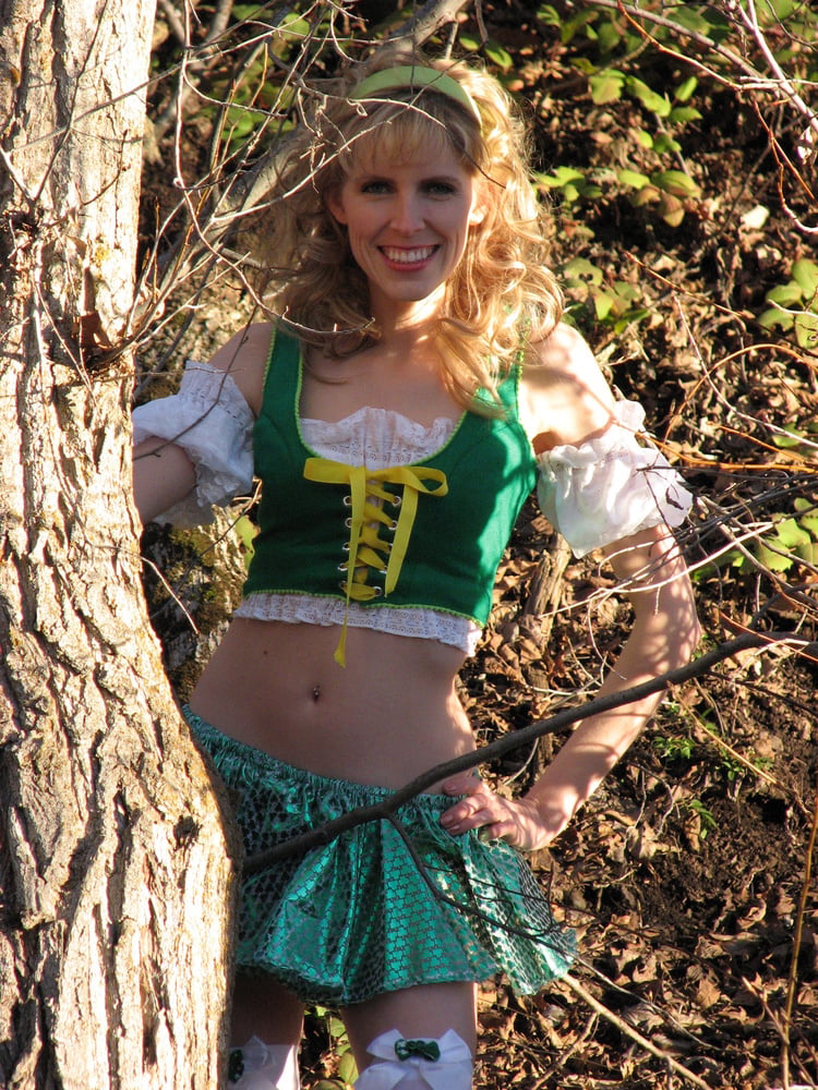 Diana, posiert im Kobold-Outfit für den St. Patricks Day.
 #97429046